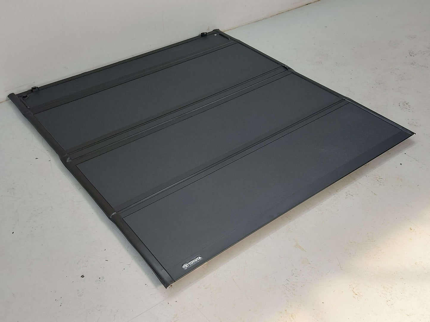 2023 TOYOTA TUNDRA OEM ACCESSORIES TRIFOLD TONNEAU COVER 5.5' BOX