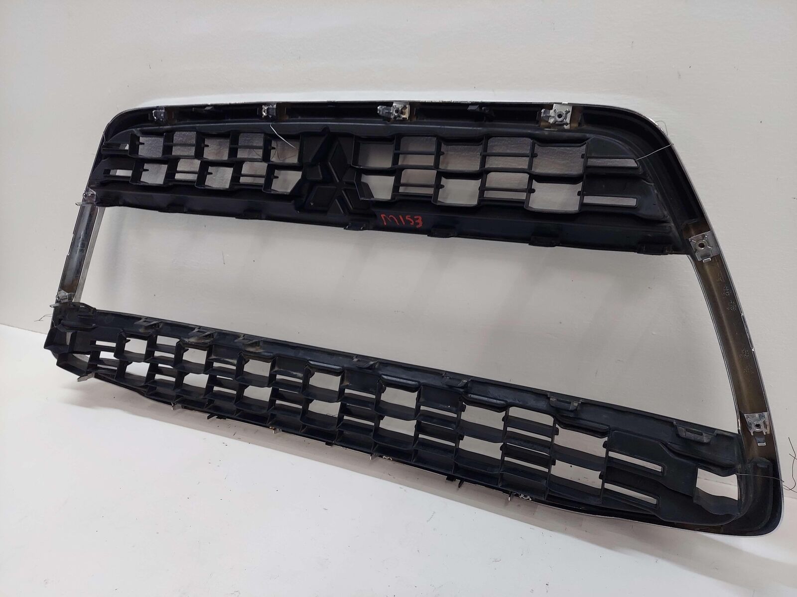 13-15 MITSUBISHI RVR UPPER GRILL GRILLE W/ CHROME SURROUND 6402A318 *NOTE