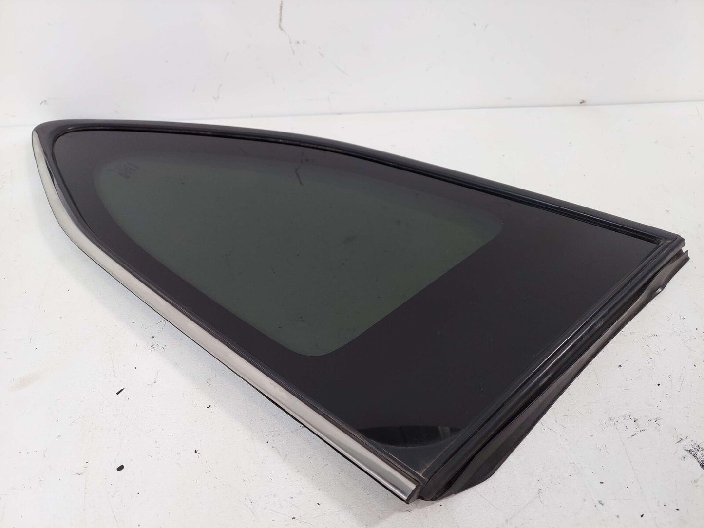 20-23 TOYOTA HIGHLANDER RIGHT QUARTER WINDOW GLASS 627100E190 *DAMAGED SEAL*