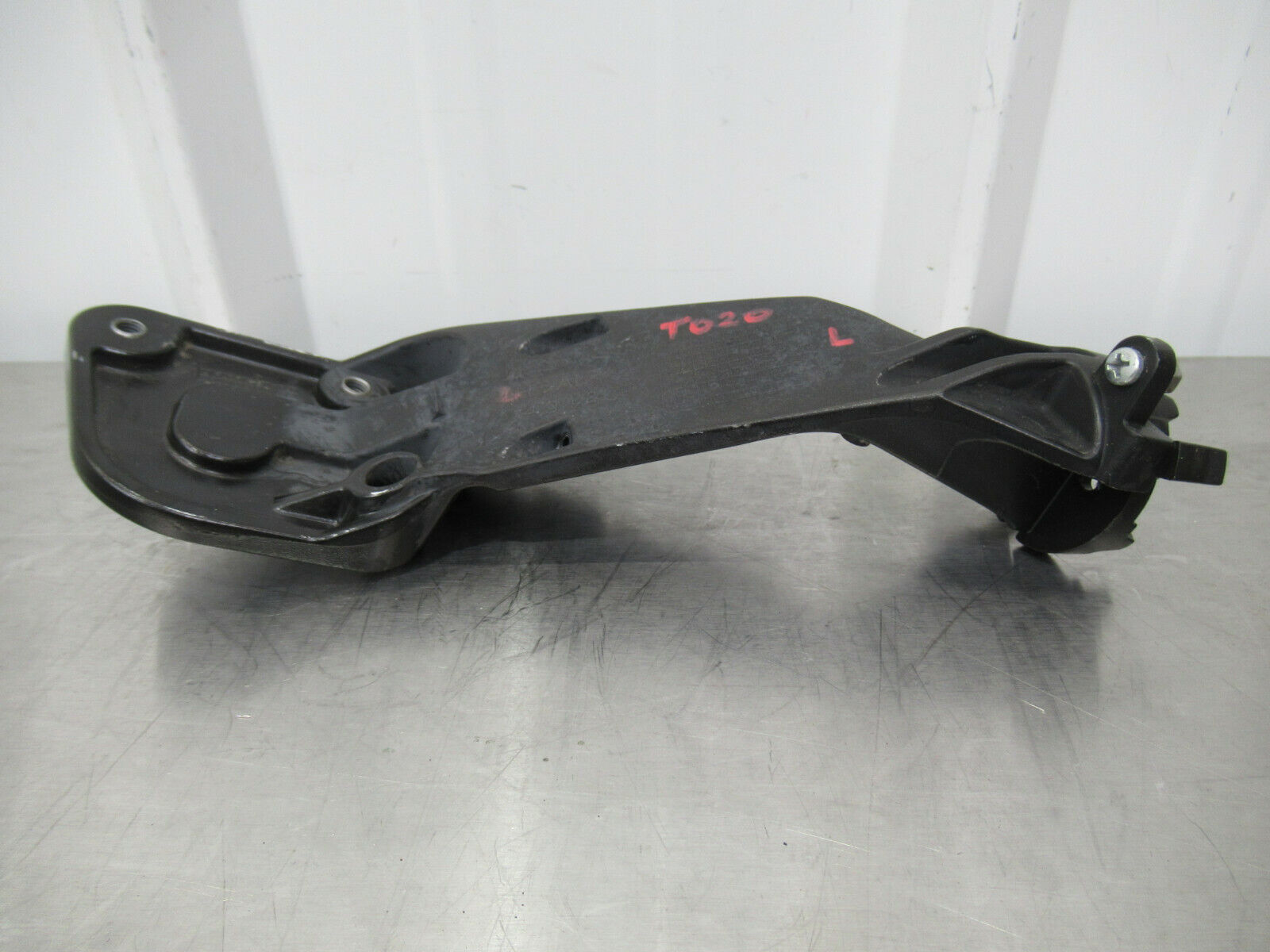 T020 2016 16 MCLAREN 570S LH LEFT DOOR MIRROR ARM BRACKET MOUNT 13A4912CP