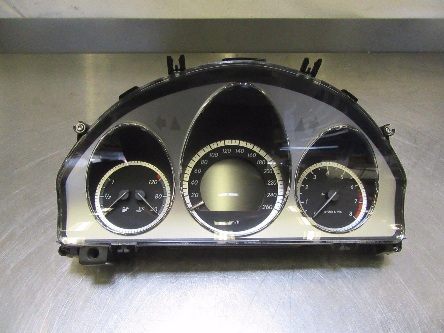 K092 2010 10 MERCEDES C CLASS SPEEDOMETER IN KILOMETERS A2049002602