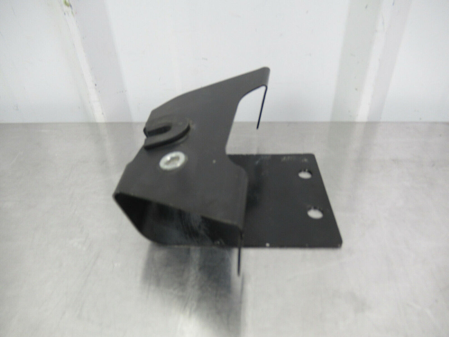 T020 2016 16 MCLAREN 570S RH RIGHT ENGINE COVER MOUNT BRACKET #42 13A6675CP