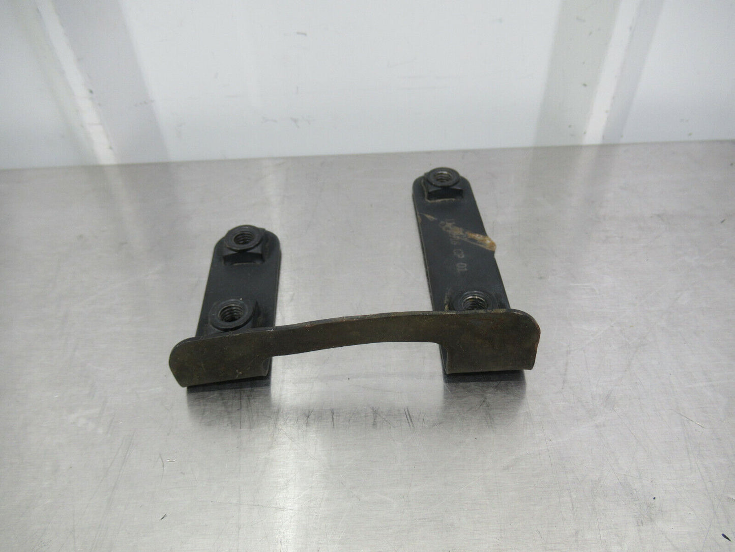 T020 2016 16 MCLAREN 570S FRONT REBAR MOUNT BRACKET #27 11A1918CP