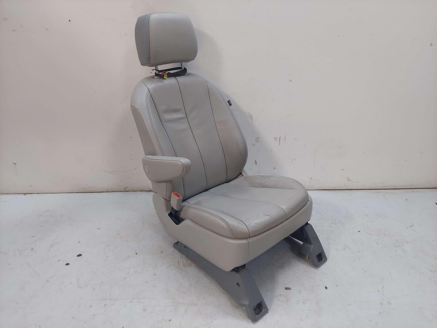 11-20 Toyota Sienna Front Seat LH Left Gray Leather W/ Headrest Display *Notes