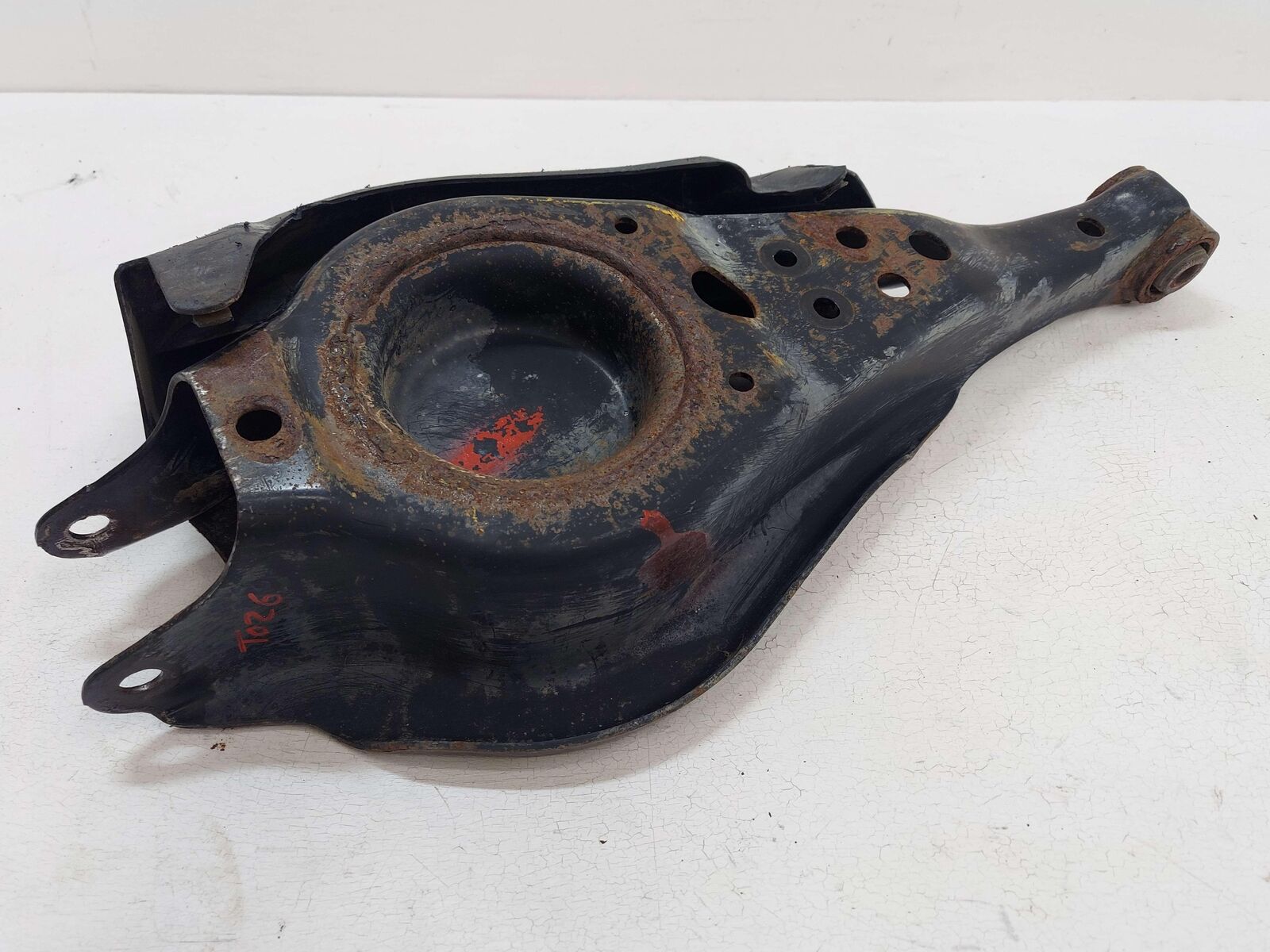 14-19 TOYOTA HIGHLANDER REAR RIGHT LOWER CONTROL ARM LOCATING ARM SPRING SEAT