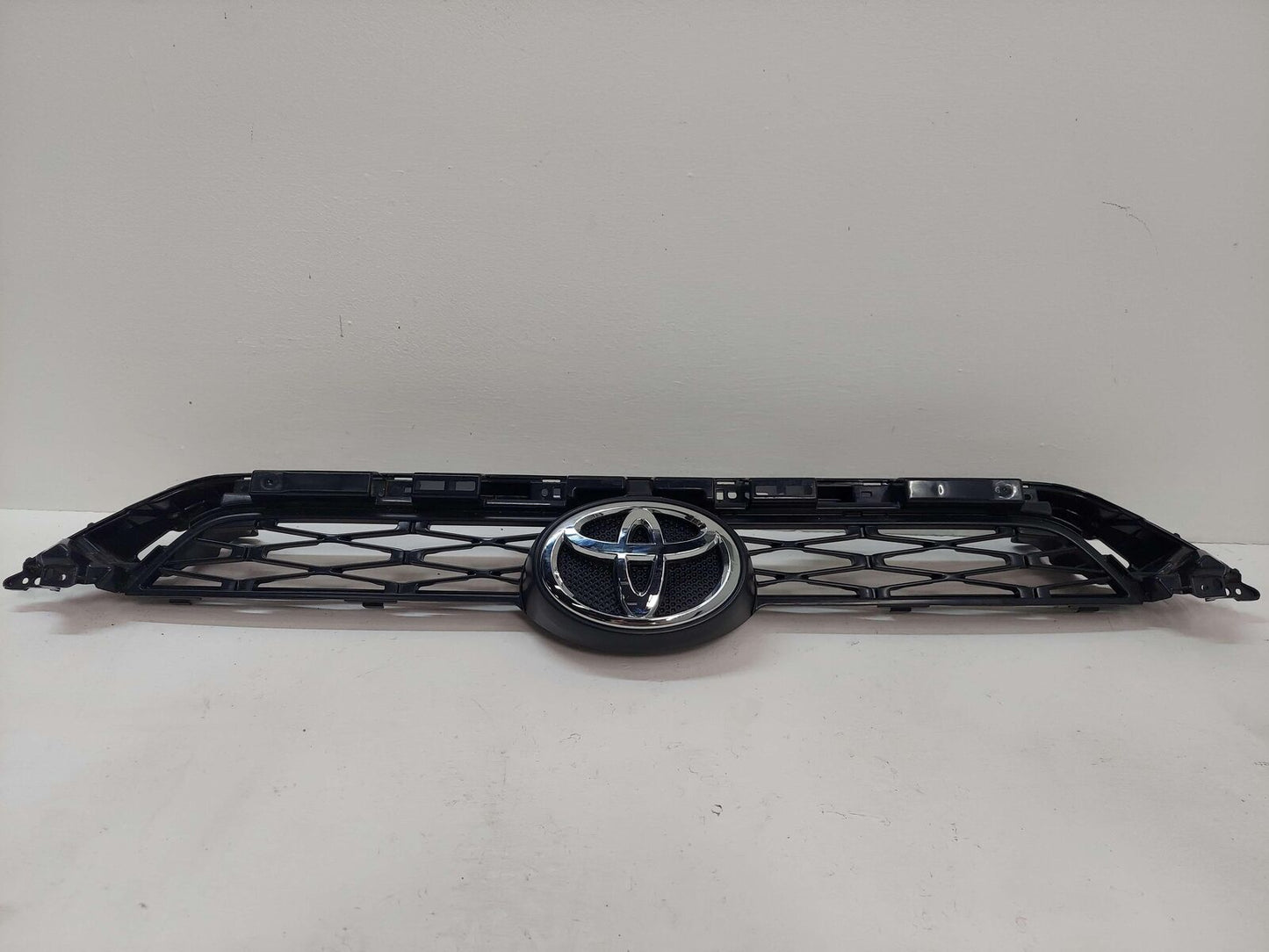 14-23 TOYOTA 4RUNNER UPPER CENTER GRILL GRILLE SR5 ATTITUDE BLACK *SCRATCHES*