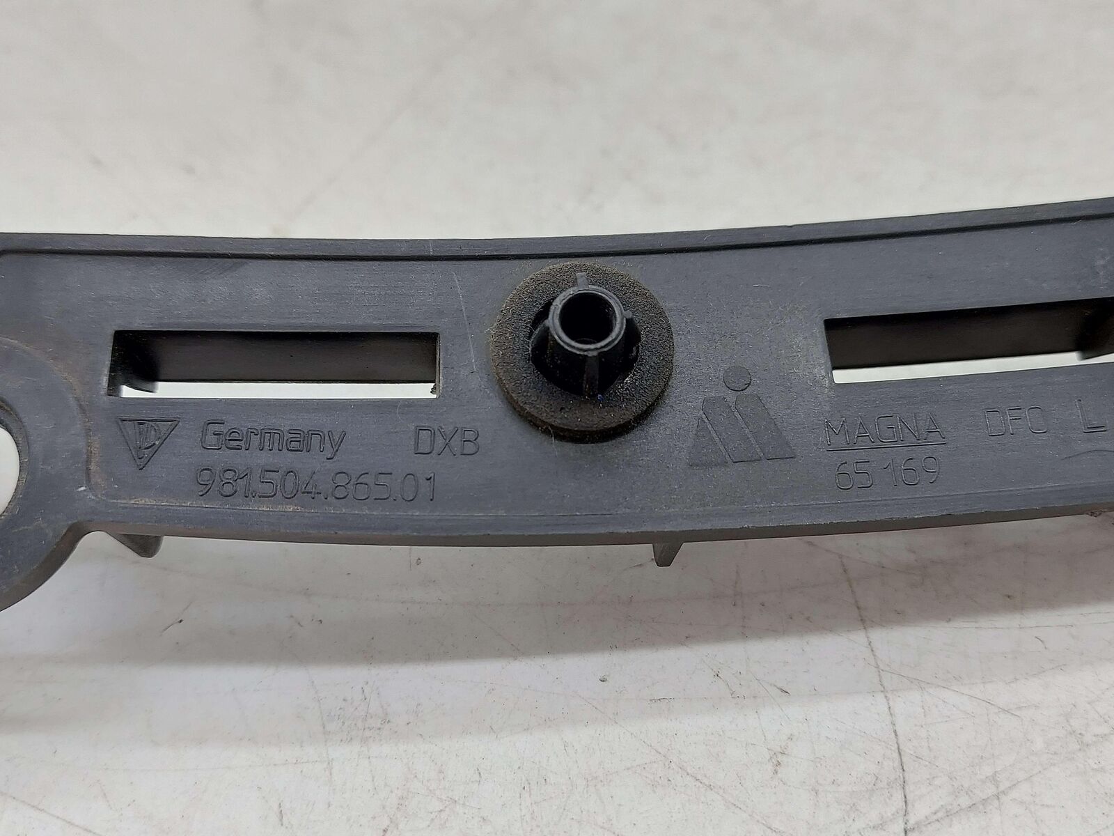 2016 PORSCHE CAYMAN GT4 981 LEFT FORWARD ROCKER PANEL RETAINER MOUNT BRACKET