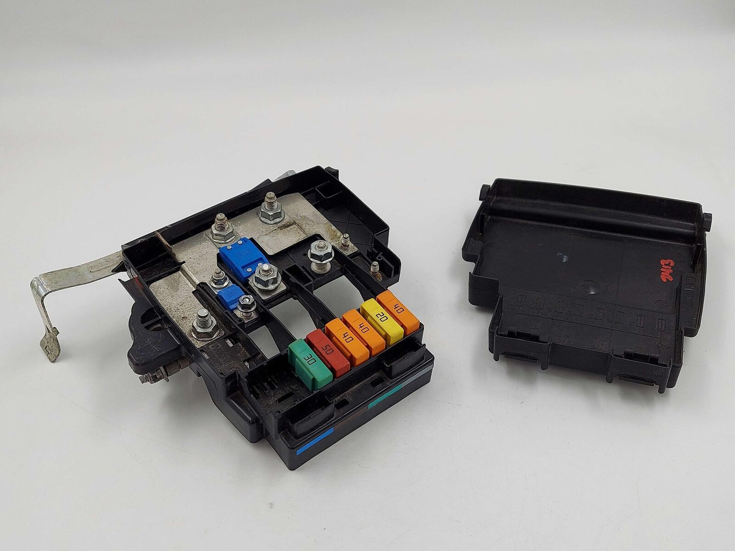 2016 MCLAREN 540C ENGINE MOTOR FUSE BOX ON TOP OF BATTERY 13M0771CP *BROKEN TAB*