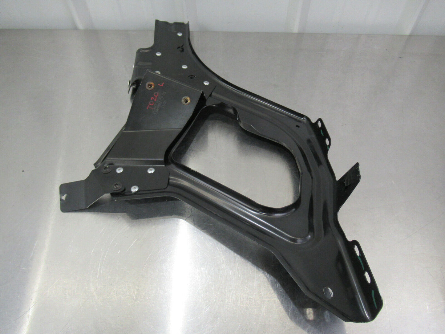 T020 2016 16 MCLAREN 570S LH LEFT QUARTER PANEL MOUNT BRACKET #18 13A4882CP