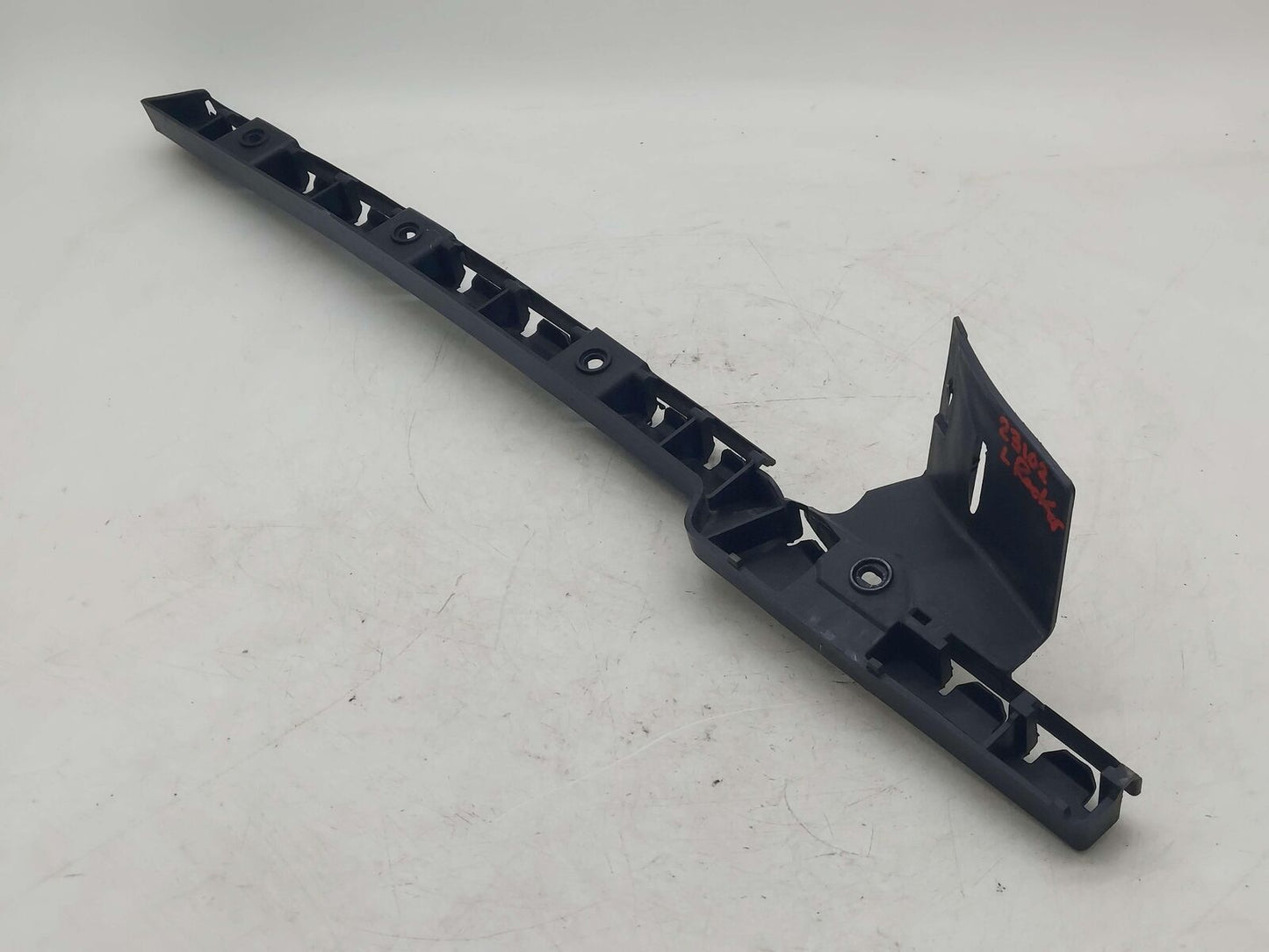 2010 Maserati GranTurismo S M145 LEFT ROCKER MOULDING SIDE SKIRT MOUNT BRACKET