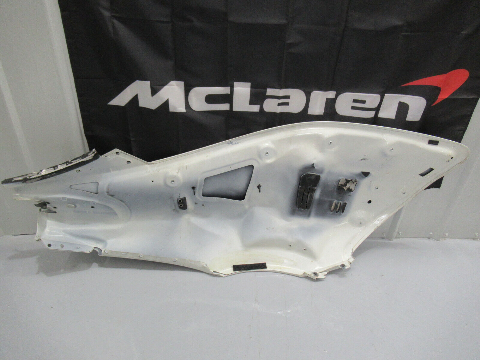 T020 2016 16 MCLAREN 570S RH RIGHT UPPER QUARTER PANEL REAR FENDER DAMAGED