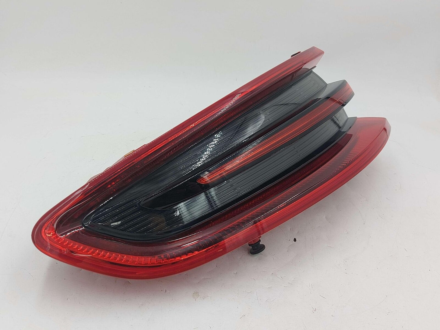 15-18 PORSCHE MACAN S 95B LEFT TAIL LIGHT LAMP LED OUTER QUARTER MOUNT