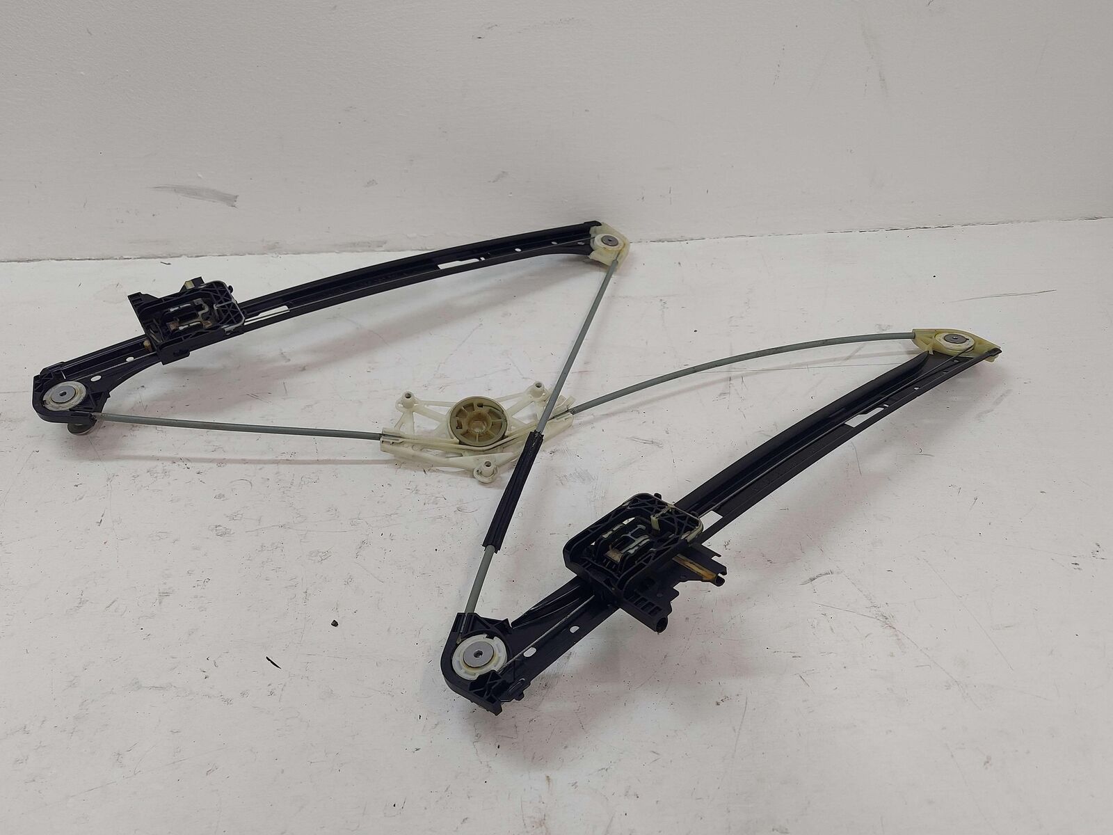 15-19 PORSCHE MACAN S 95B FRONT LEFT DOOR WINDOW GLASS REGULATOR 95B837461