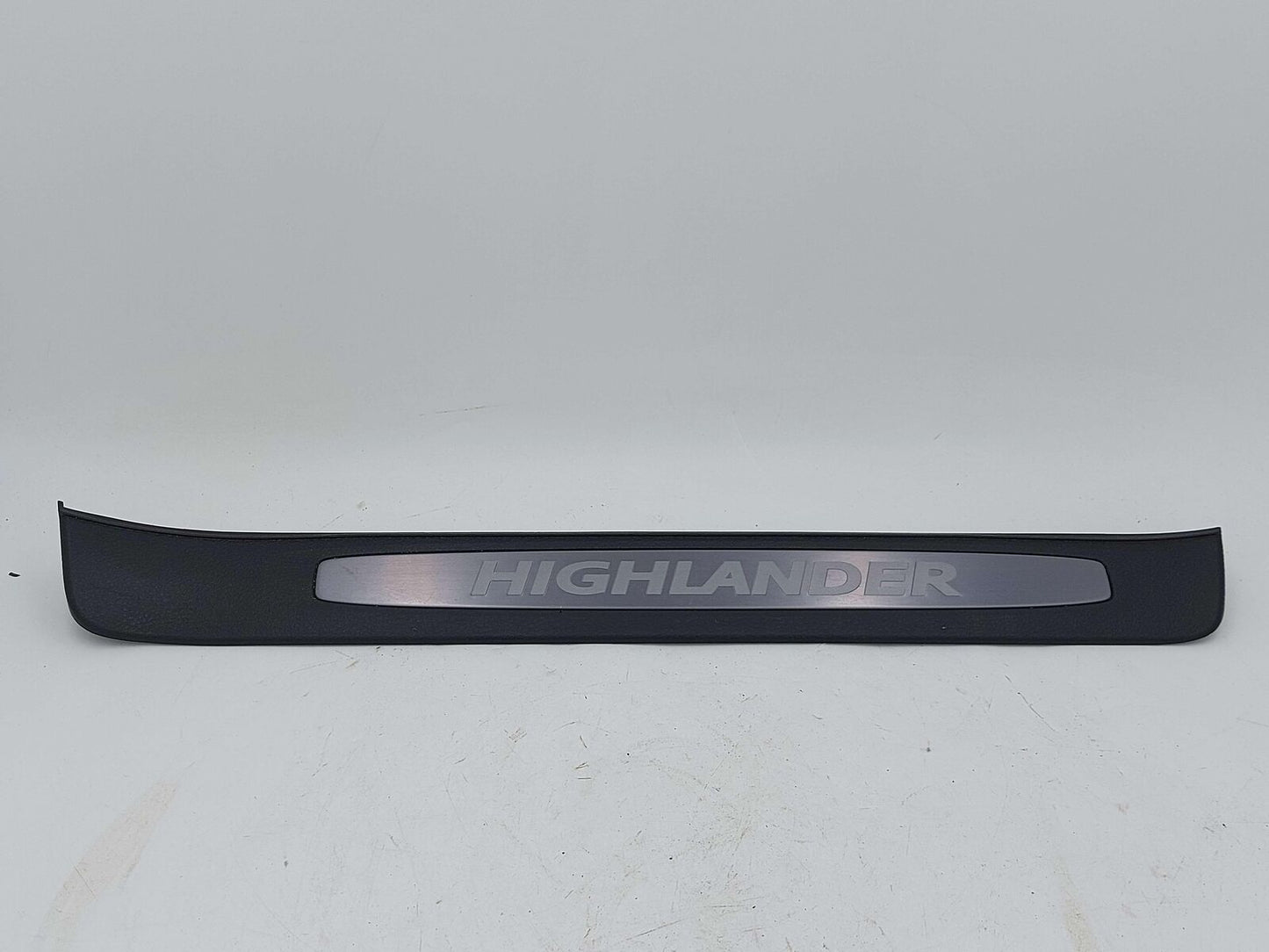 2017 TOYOTA HIGHLANDER FRONT RIGHT SCUFF SILL PLATE TRIM 67911-0E070 *SCRATCHES*