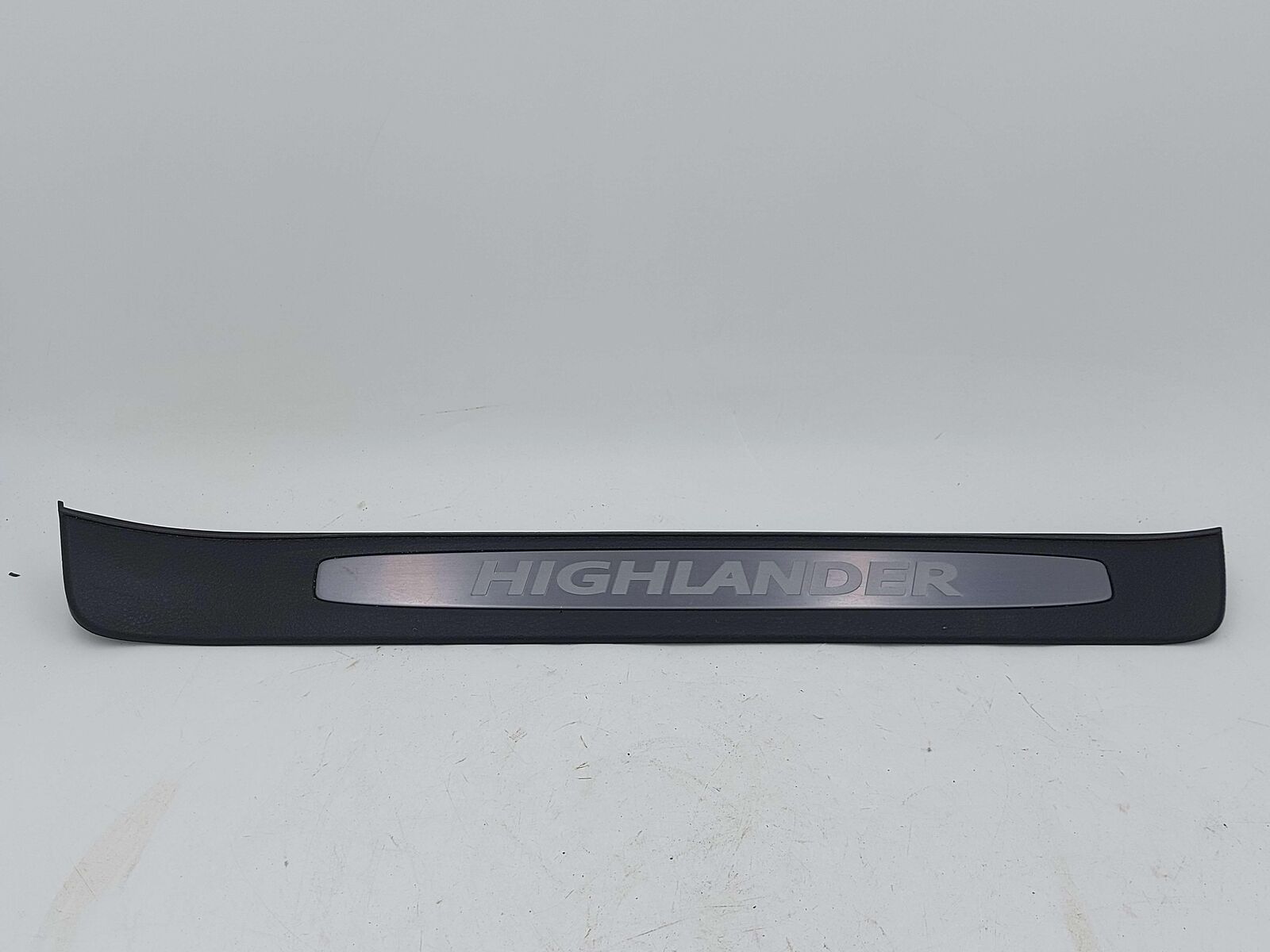 2017 TOYOTA HIGHLANDER FRONT RIGHT SCUFF SILL PLATE TRIM 67911-0E070 *SCRATCHES*