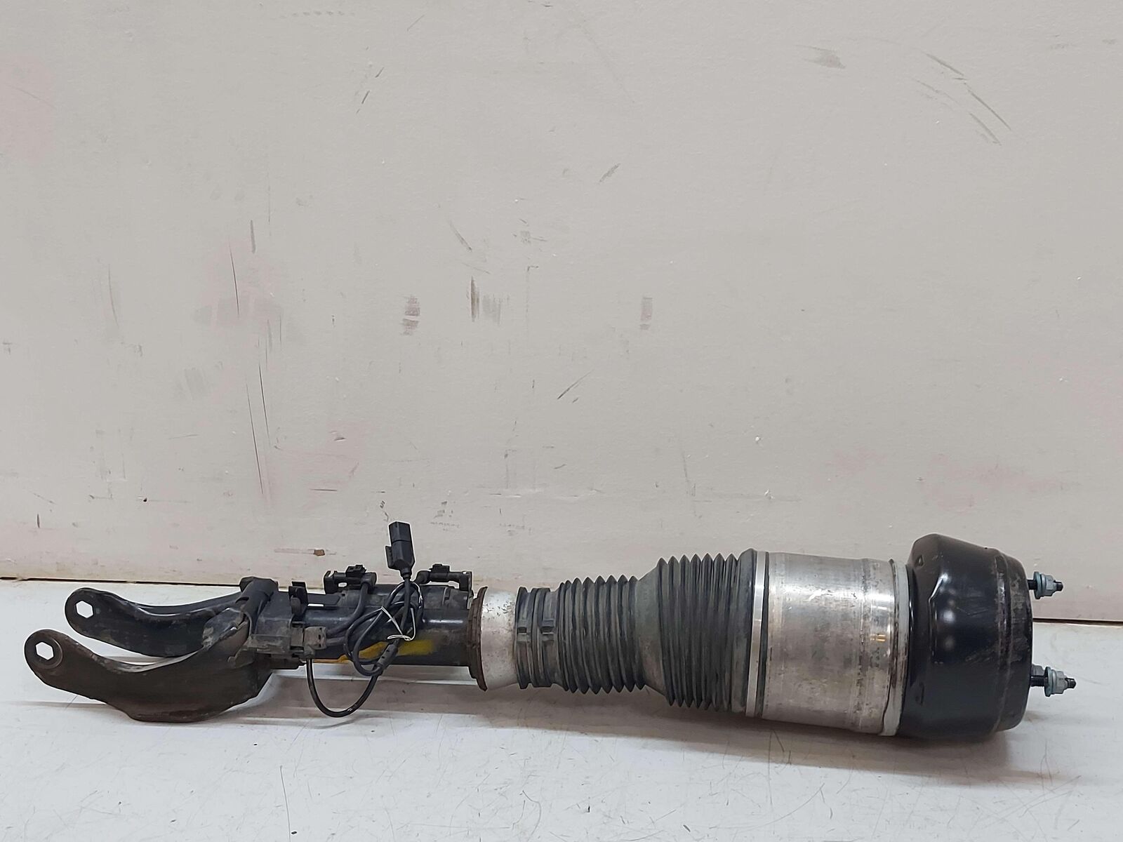 16-19 MERCEDES GLE63S AMG W166 FRONT LH LEFT AIRMATIC AIR STRUT A2923202300 