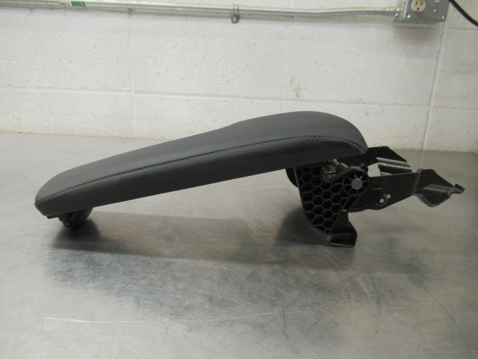 16 LEXUS IS300 FRONT CONSOLE LID BLACK LEATHER