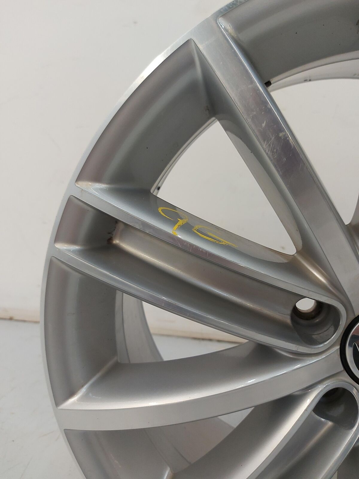 17 VW TIGUAN ALLOY WHEEL 18x7 5N0601025AF *Notes*