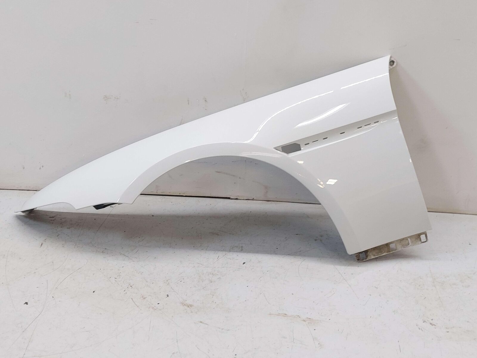 06-10 BMW M6 E63 LEFT FENDER 000 ALPINE WHITE 300