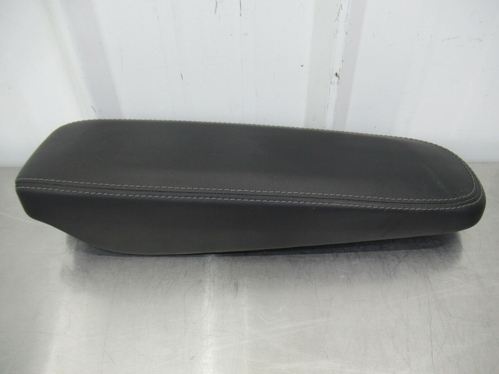 T020 2016 16 MCLAREN 570S CENTER CONSOLE LID COVER ARMREST