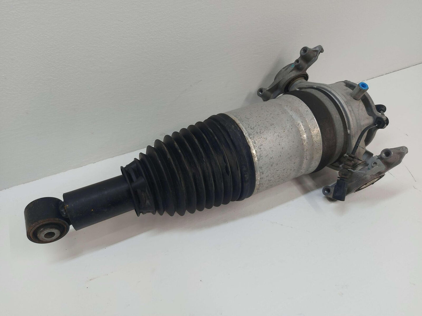 13 14 16 17 18 PORSCHE CAYENNE GTS 958 REAR LEFT STRUT AIR SPRING SUSPENSION