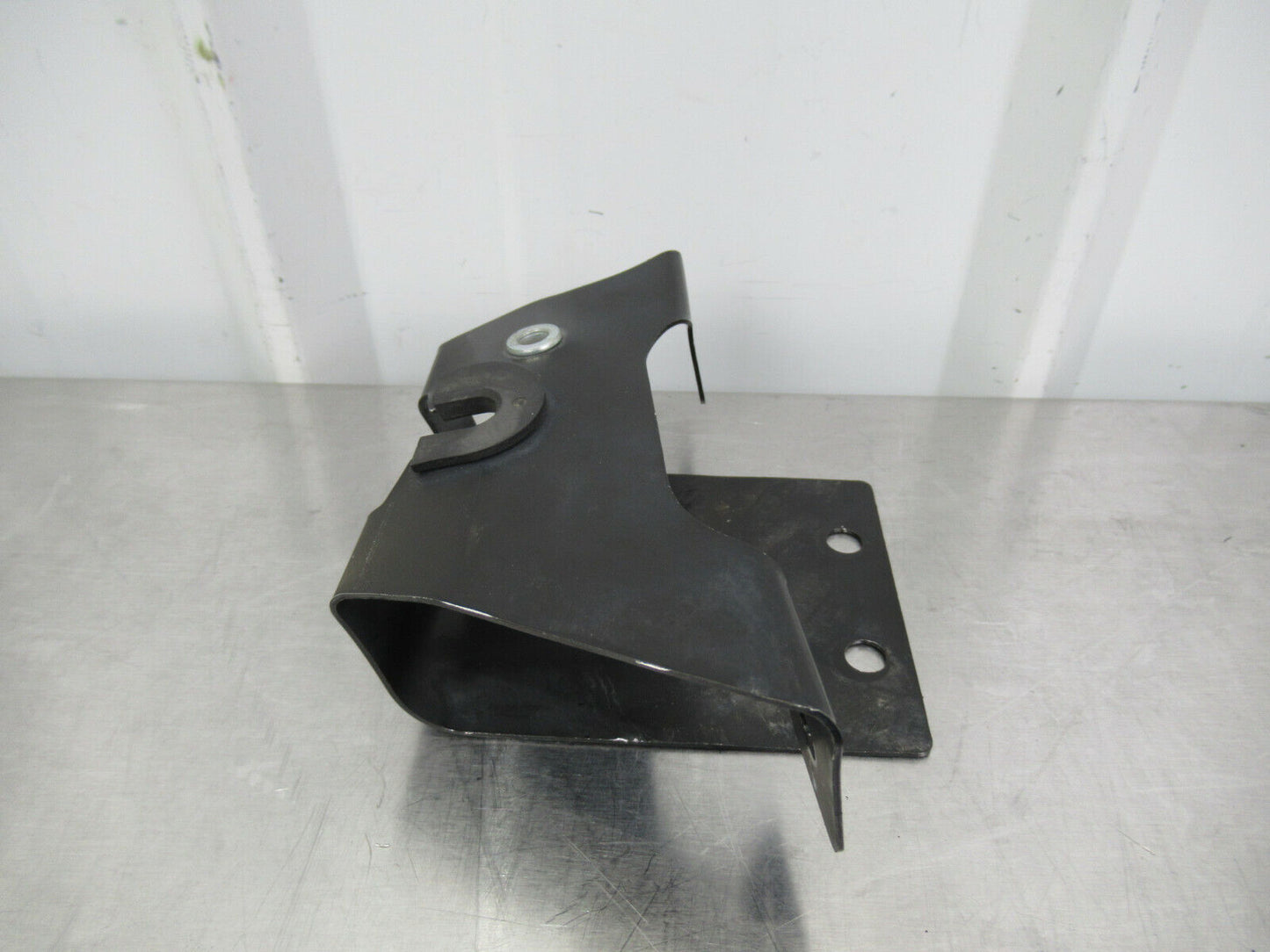 T020 2016 16 MCLAREN 570S LH LEFT ENGINE COVER MOUNT BRACKET #41 13A6672CP