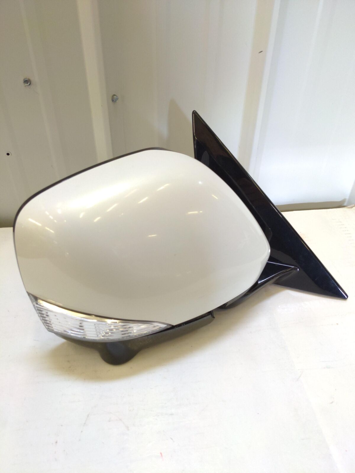 11 12 INFINITI QX56 RH Right Door Mirror *damaged Lower Housing* White