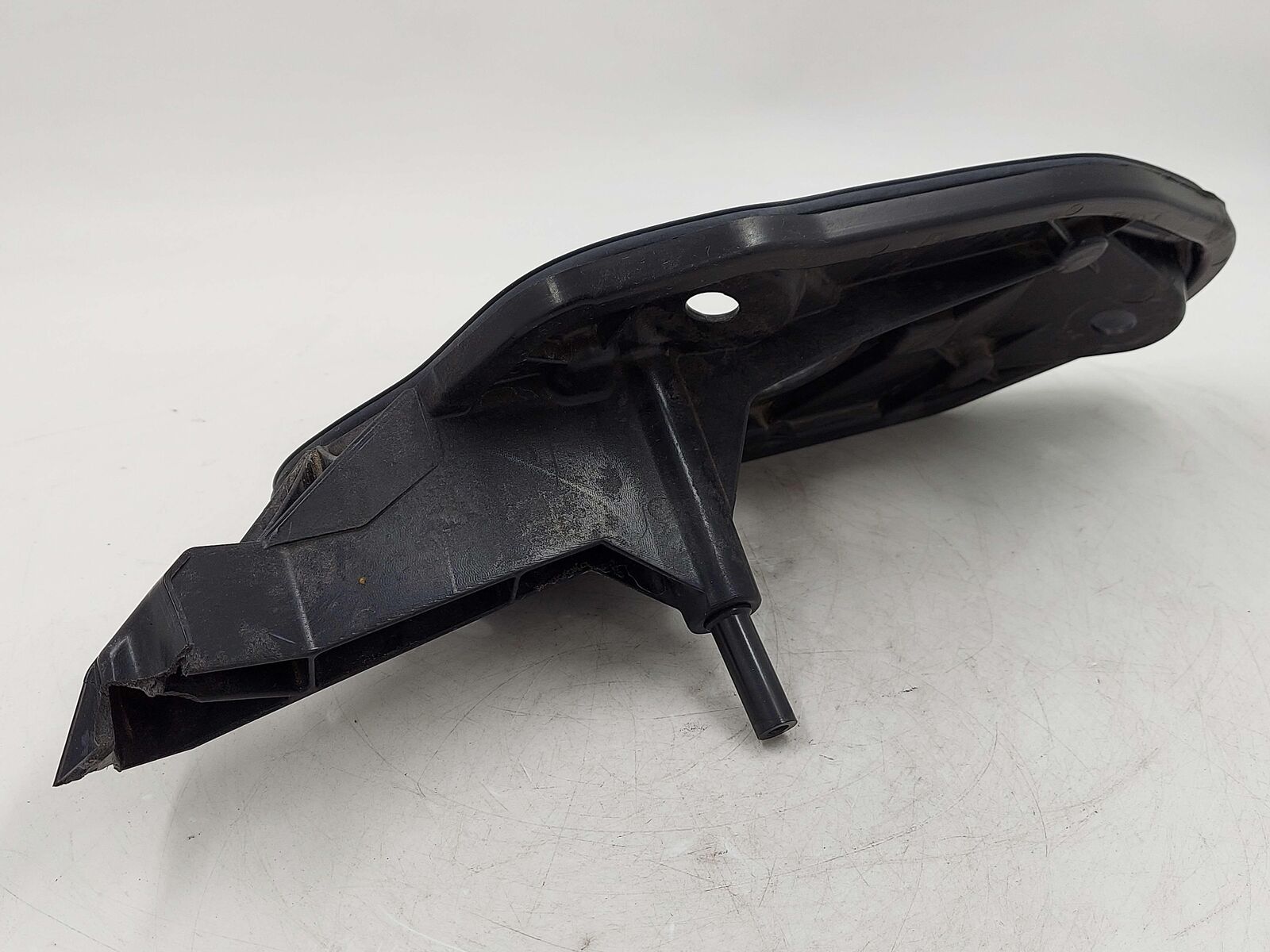 2024 ASTON MARTIN DB12 VOLANTE RIGHT TAIL LIGHT BRACKET MOUNT *BROKEN MOUNT*