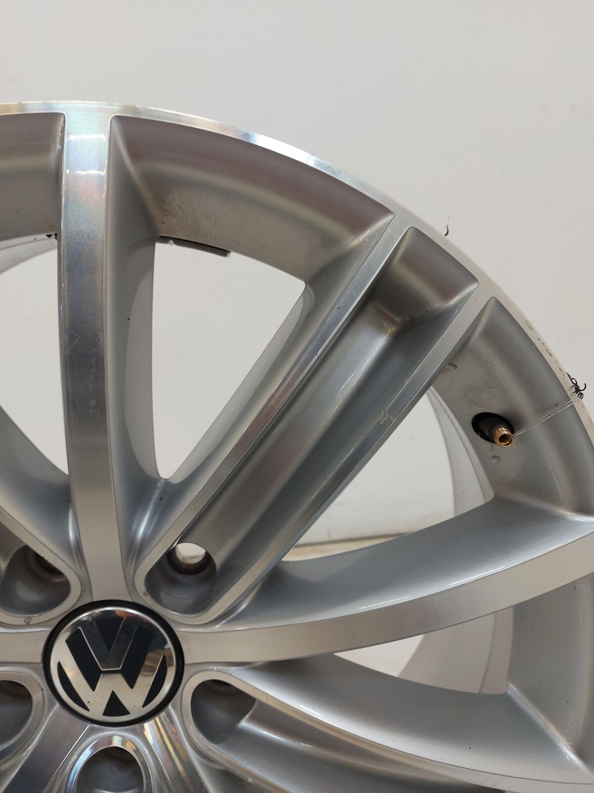 17 VW TIGUAN ALLOY WHEEL SILVER 18x7" *Chips* 5N0601025AF 79K KM'S