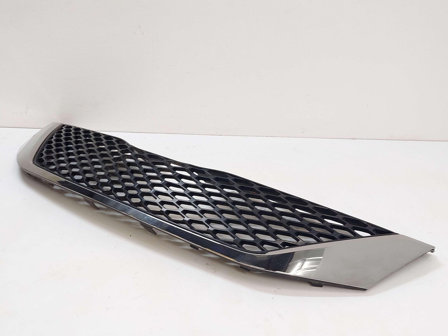 11-17 TOYOTA SIENNA SE GRILL GRILLE CHROME 53101-08120 *LIGHT PITTING*