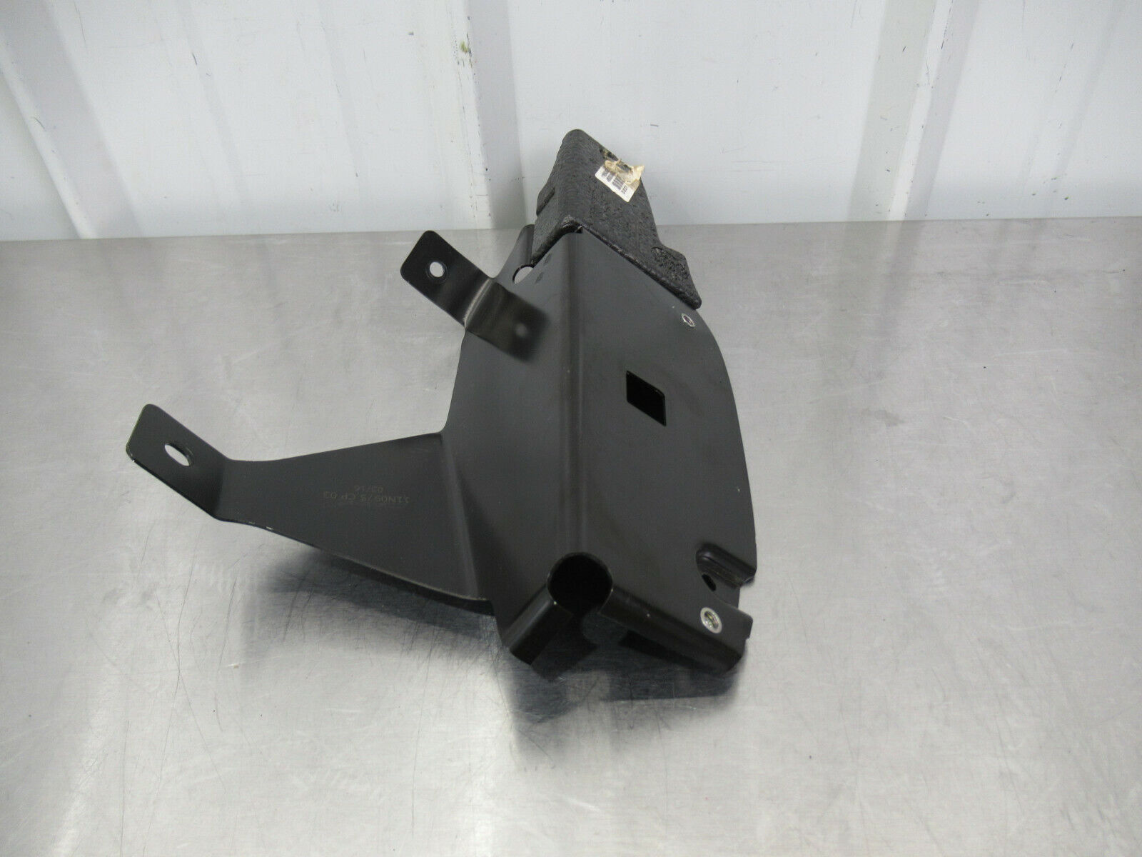 T020 2016 16 MCLAREN 570S LH LEFT DRIVERS FOOT REST BRACKET #4 11N0975CP