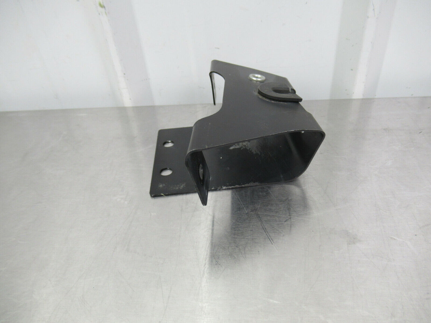 T020 2016 16 MCLAREN 570S RH RIGHT ENGINE COVER MOUNT BRACKET #42 13A6675CP