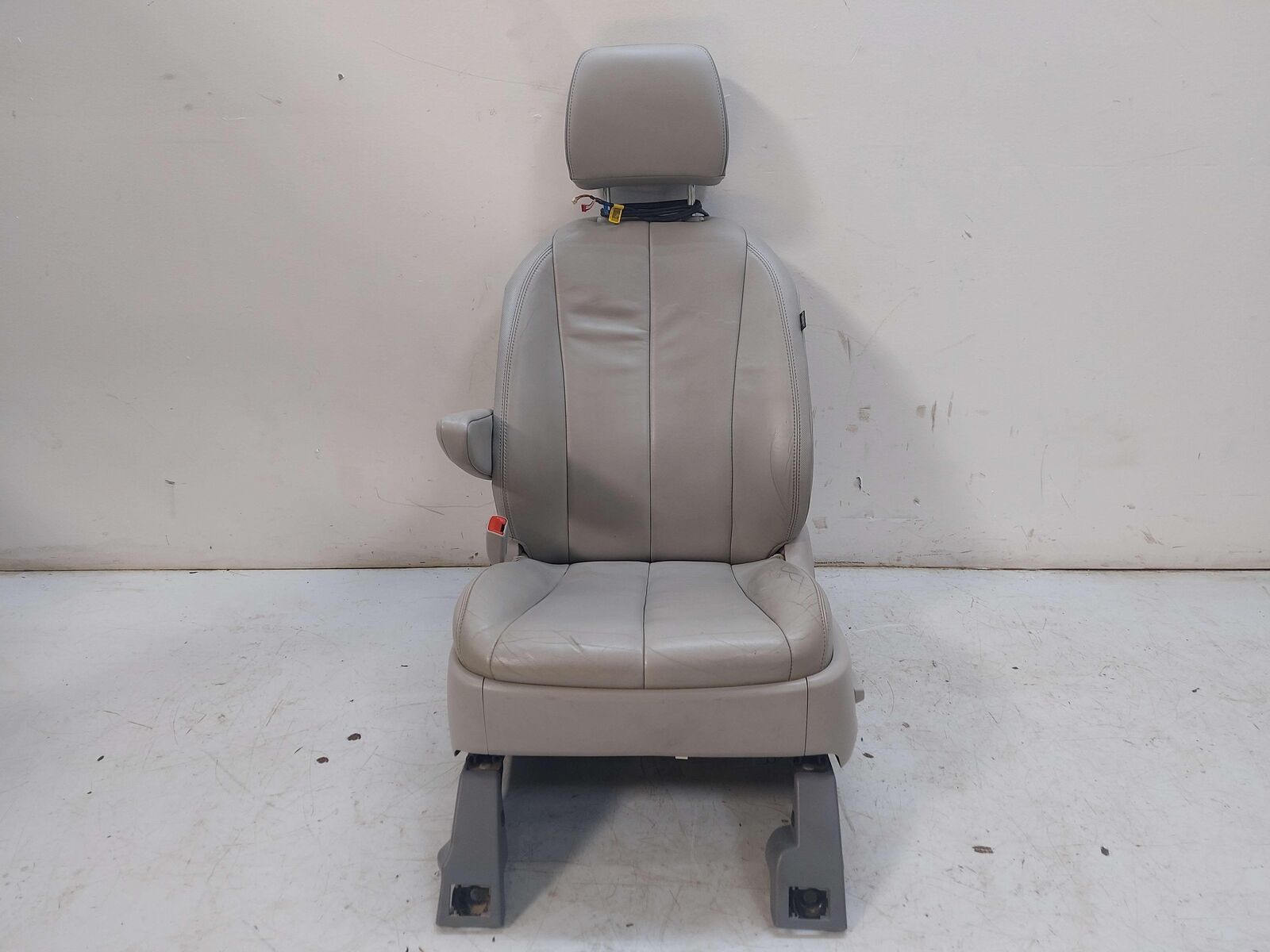 11-20 Toyota Sienna Front Seat LH Left Gray Leather W/ Headrest Display *Notes