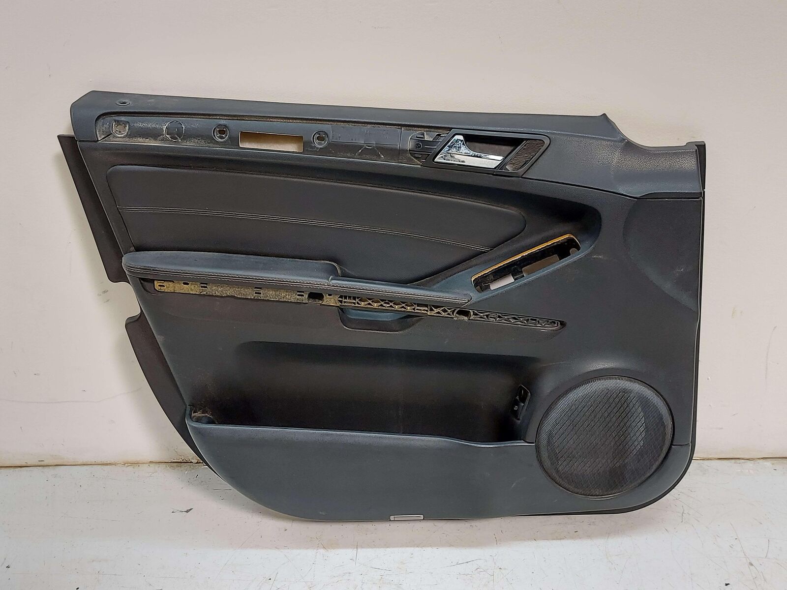 06-11 MERCEDES ML350 W164 DIESEL FRONT LEFT DOOR TRIM BLACK A1647201370 *NOTES