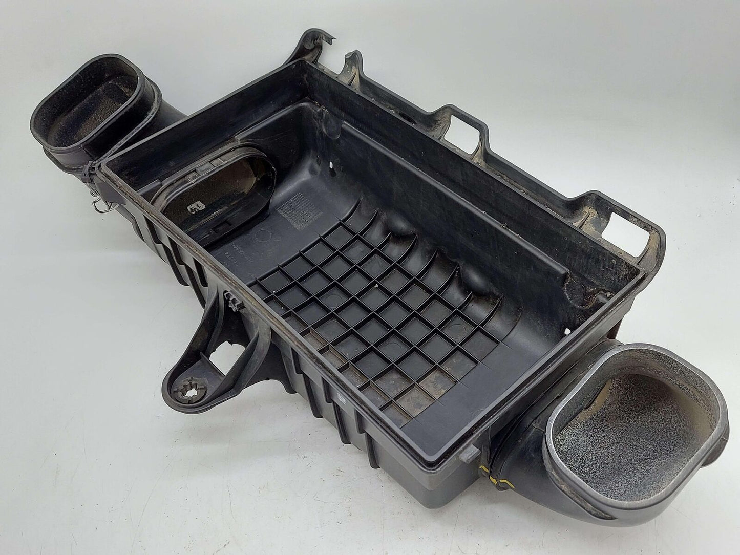 2010 Maserati GranTurismo S M145 Coupe AIR INTAKE FILTER CLEANER 4.7L 211794