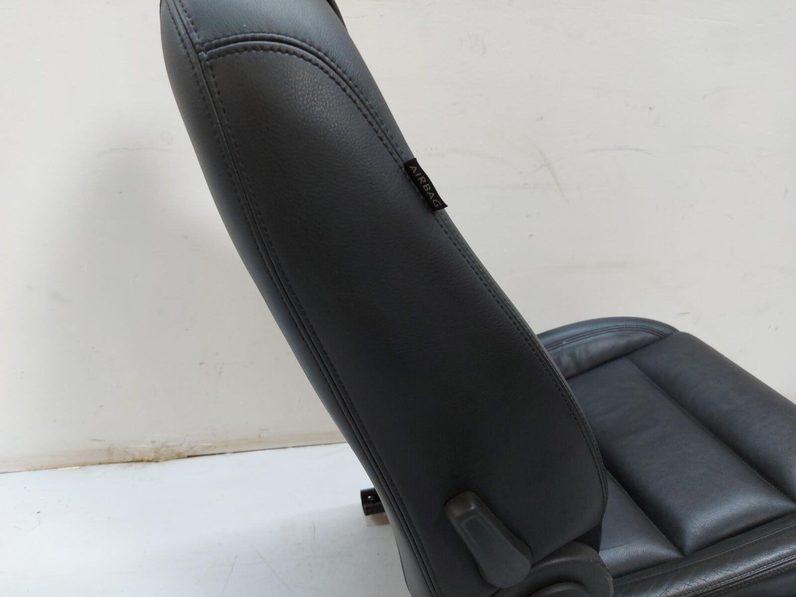 09-17 VW Tiguan Front Seat RH Right Black Leather Manual *notes