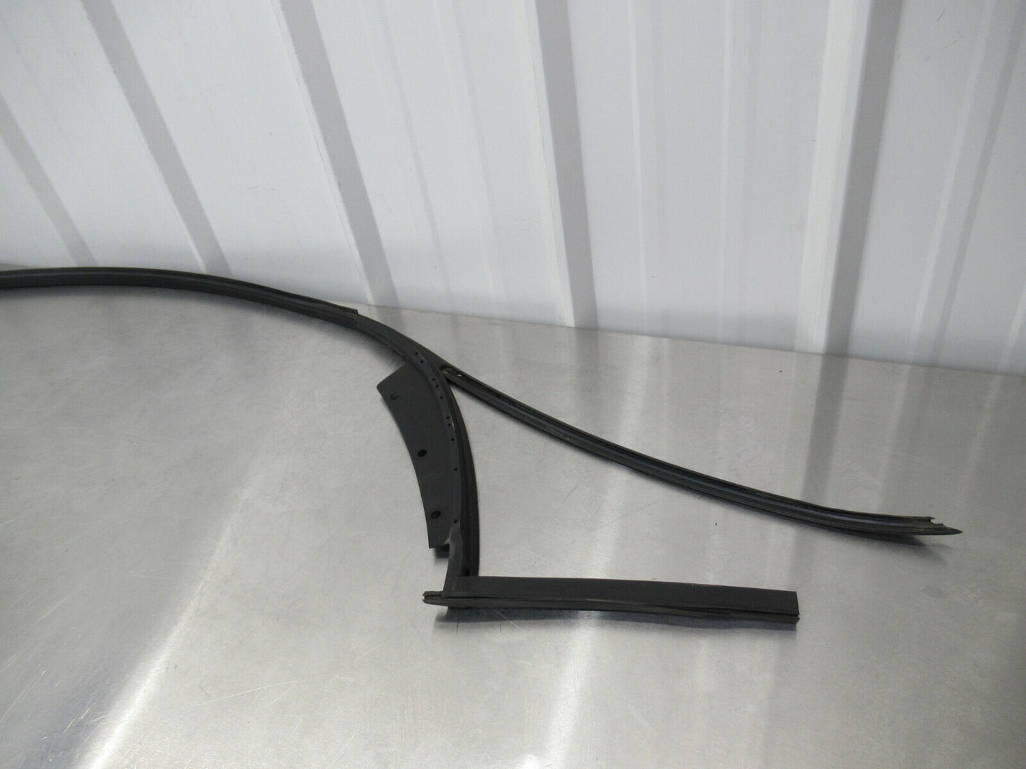 T020 2016 16 MCLAREN 570S LH LEFT DRIP RAIL ROOF MOULDING RUBBER WEATHER STRIP