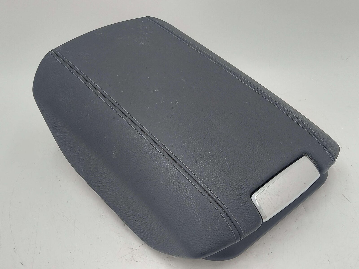 11-18 PORSCHE CAYENNE CENTER CONSOLE ARMREST LID BLACK LEATHERETTE *DISCOLORED*