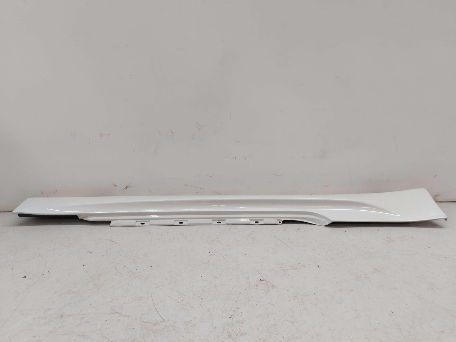 06-10 BMW M6 E63 RIGHT ROCKER PANEL SIDE SKIRT MOULDING ALPINE WHITE