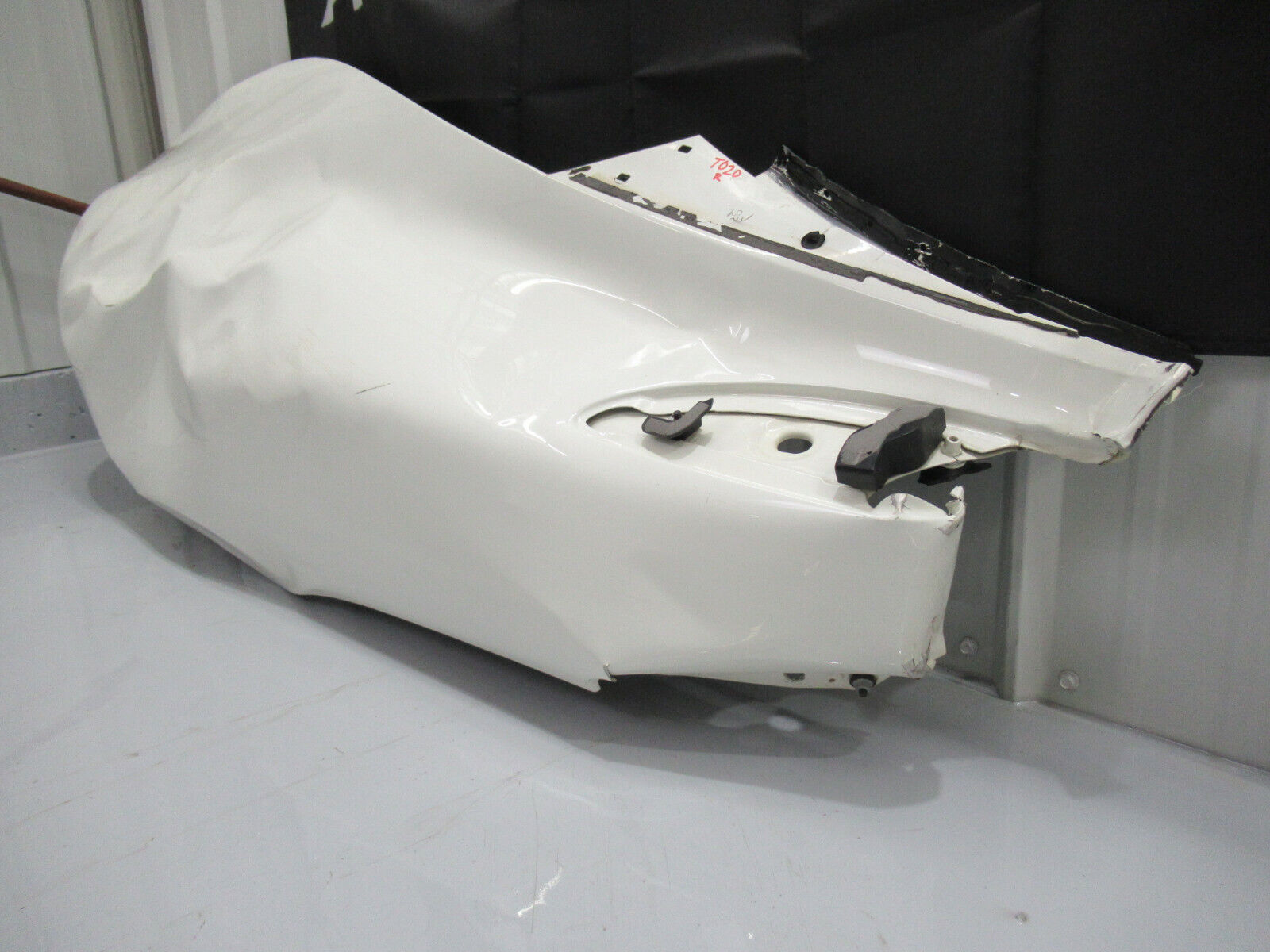 T020 2016 16 MCLAREN 570S RH RIGHT UPPER QUARTER PANEL REAR FENDER DAMAGED