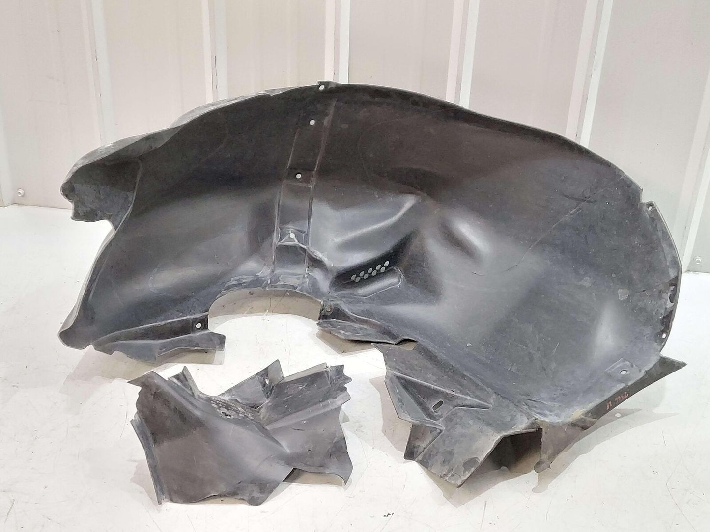 2006 FORD GT GT40 SUPERCAR FRONT LEFT WHEEL FENDER LINER *BROKEN* 4G7V-16A567-AE