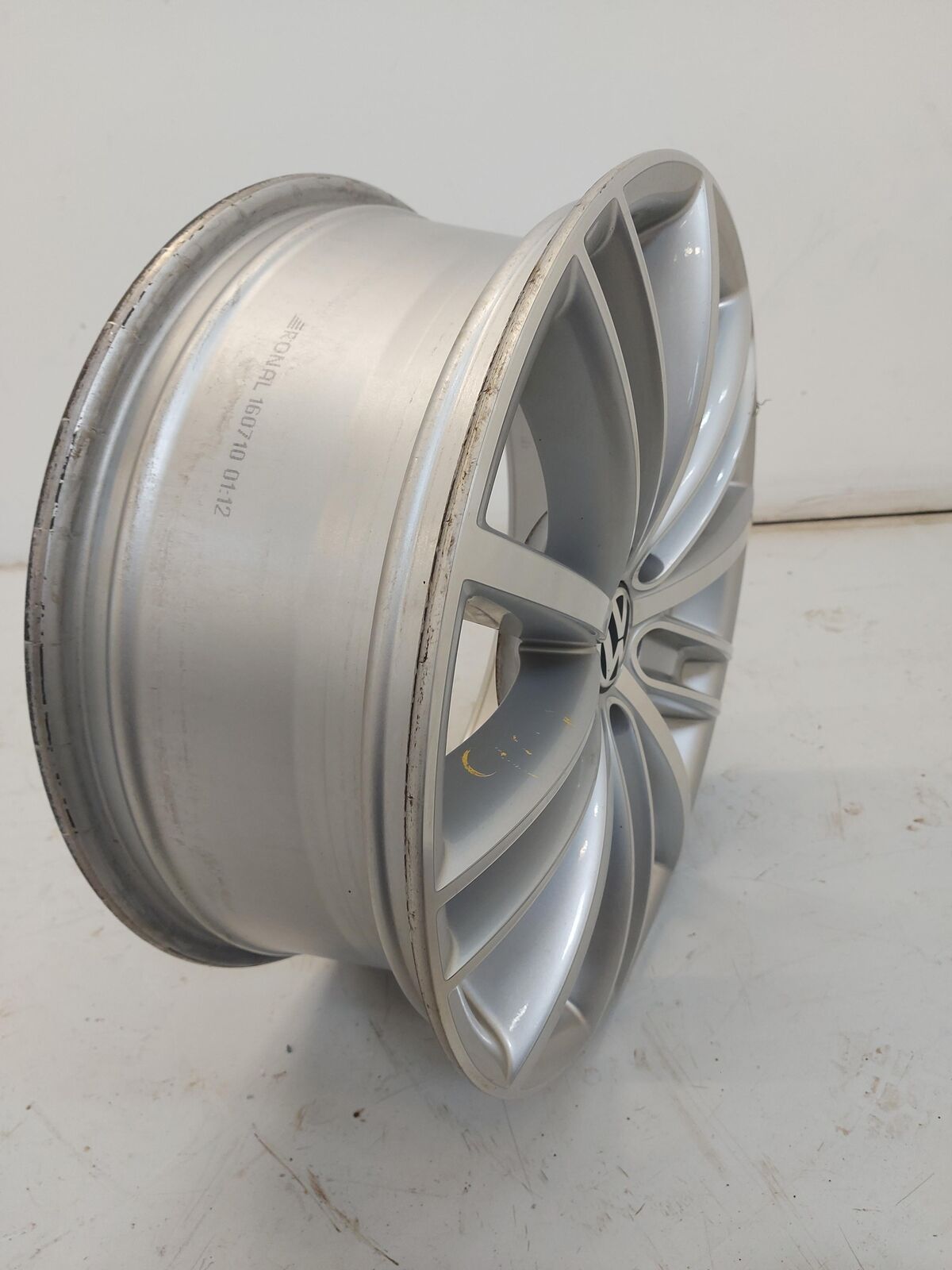 17 VW TIGUAN ALLOY WHEEL SILVER 18x7" *Chips* 5N0601025AF 79K KM'S