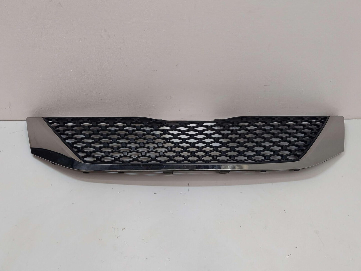 11-17 TOYOTA SIENNA SE GRILL GRILLE CHROME 53101-08120 *LIGHT PITTING*