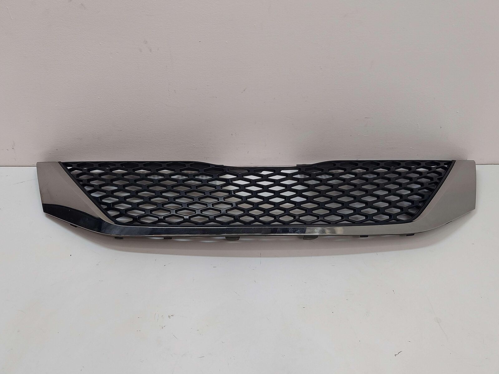 11-17 TOYOTA SIENNA SE GRILL GRILLE CHROME 53101-08120 *LIGHT PITTING*