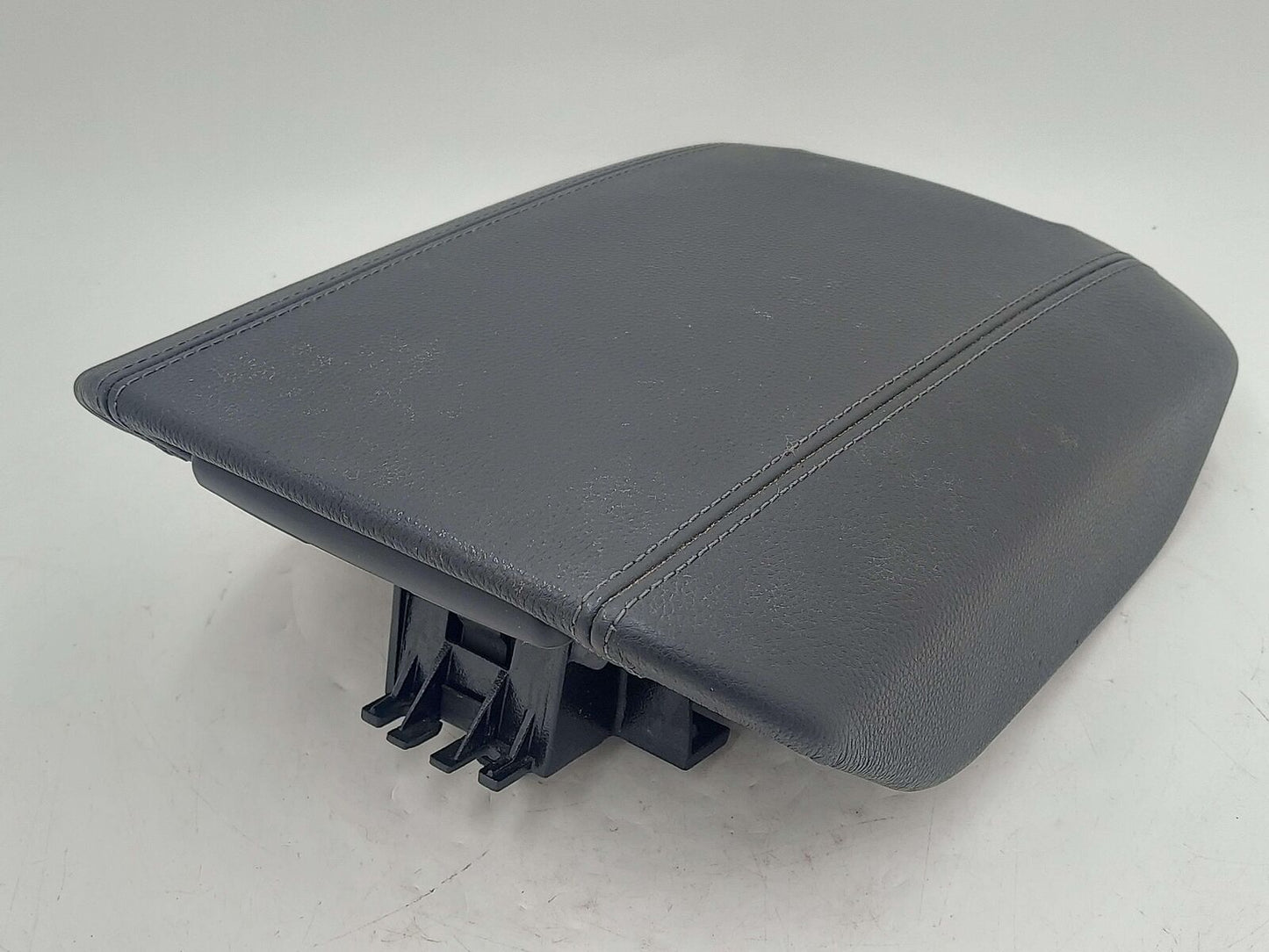 11-18 PORSCHE CAYENNE CENTER CONSOLE ARMREST LID BLACK LEATHERETTE *DISCOLORED*