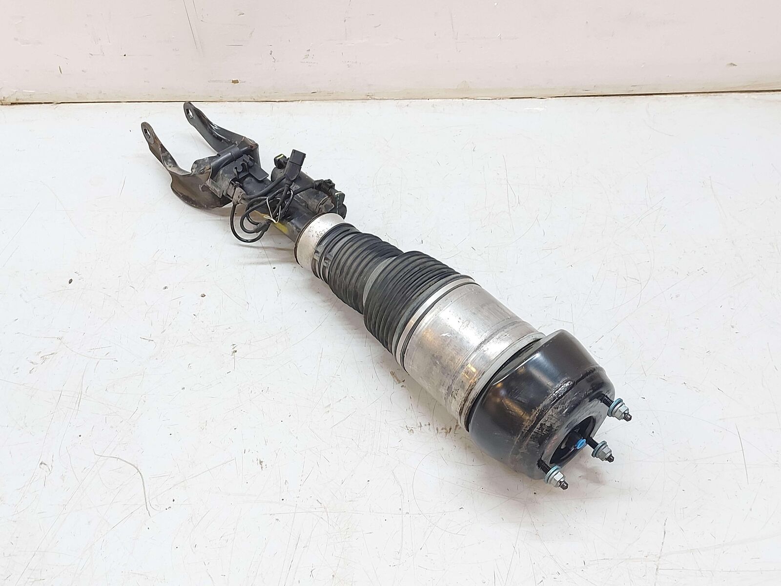 16-19 MERCEDES GLE63S AMG W166 FRONT LH LEFT AIRMATIC AIR STRUT A2923202300 