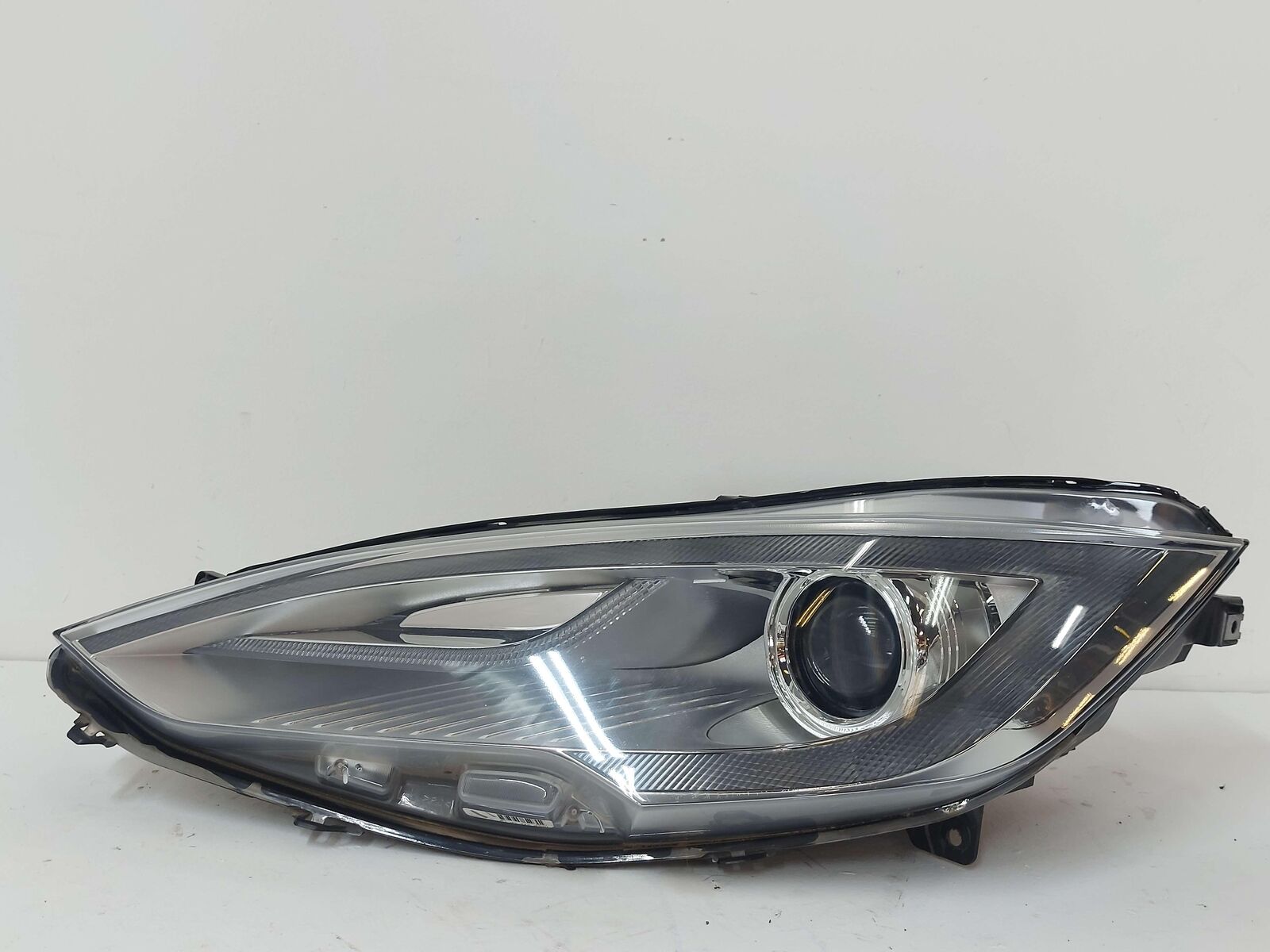 12-15 Tesla S LH Left Xenon Headlight Headlamp *Needs Clip Chipped* 600590600D