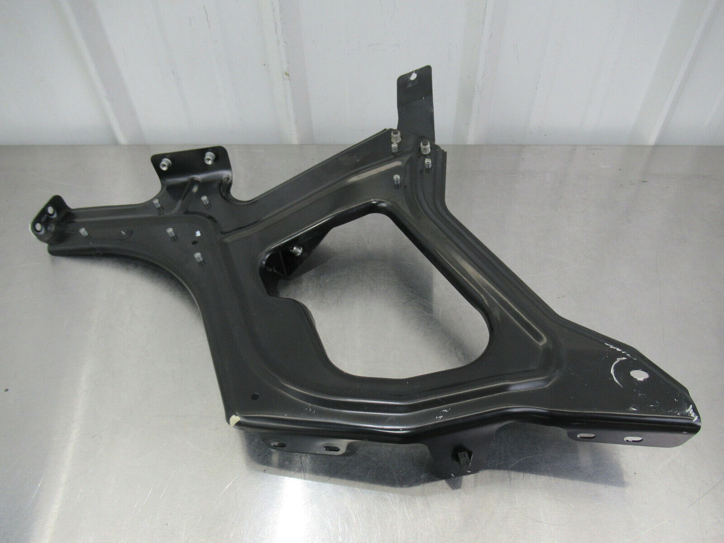 T020 2016 16 MCLAREN 570S LH LEFT QUARTER PANEL MOUNT BRACKET #18 13A4882CP