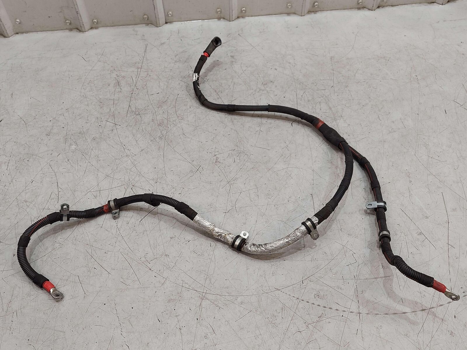 2010 Maserati GranTurismo S M145 Coupe BATTERY CABLE POSITIVE *CRACKED BOOT*