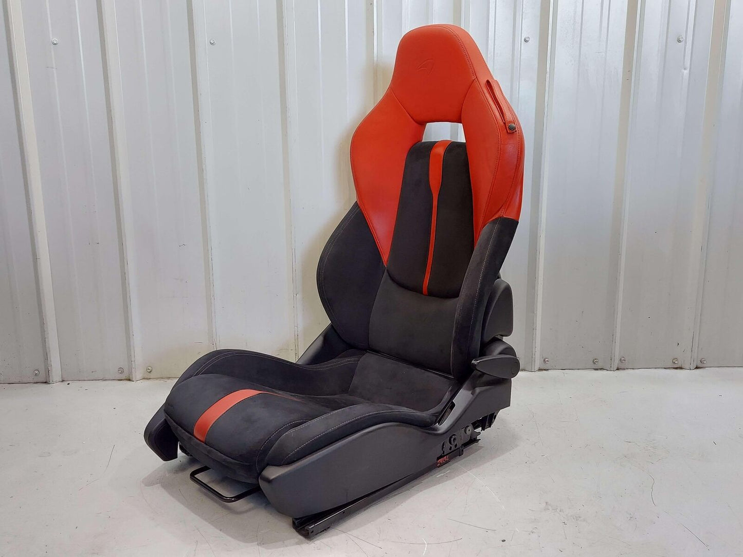 2016 MCLAREN 540C FRONT LEFT SEAT MANUAL BLACK ALCANTARA & RED LEATHER *NOTE